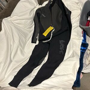 West surf/wet suit.Believe it women sm,don’t know. Check piks for measurements